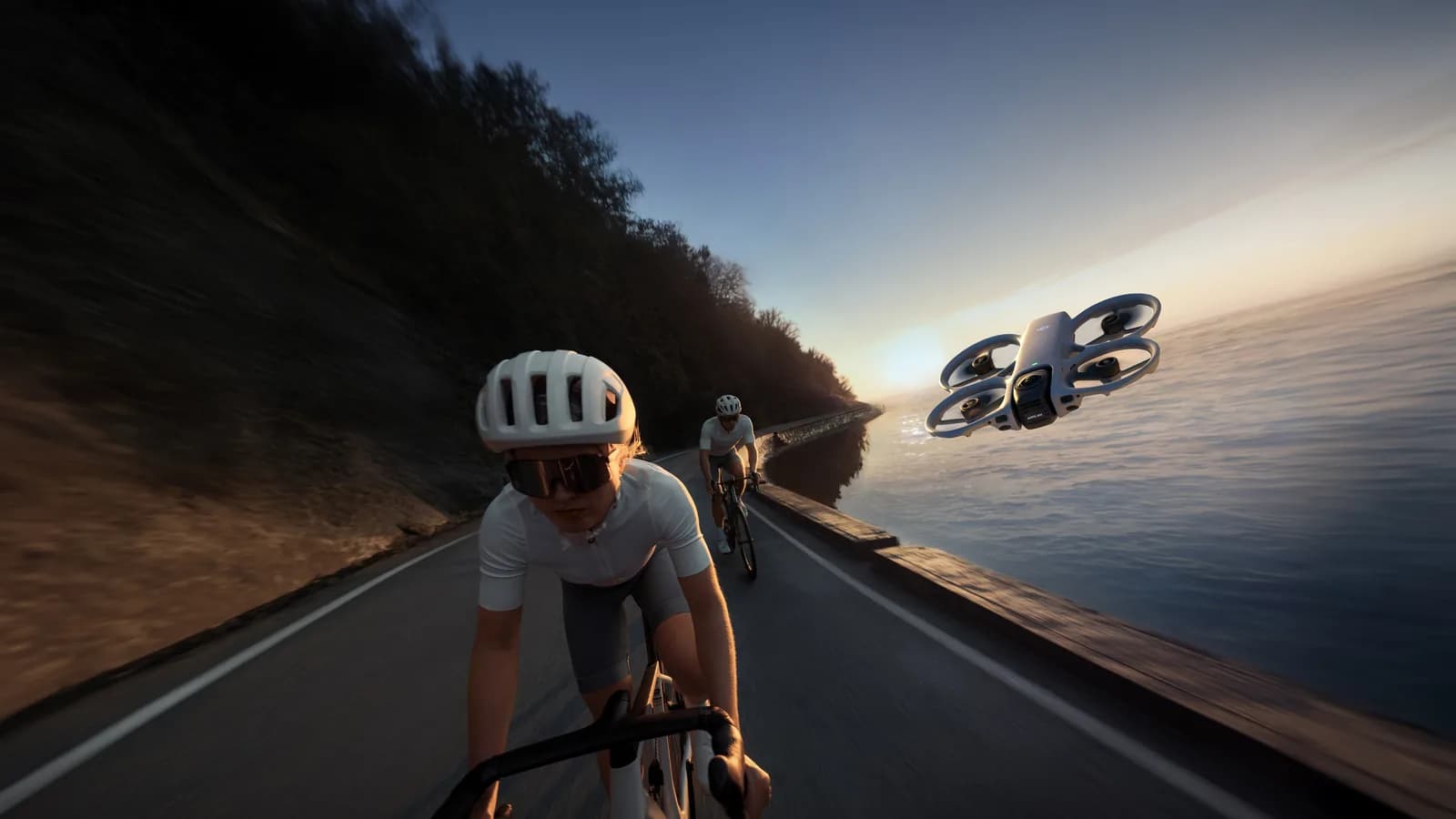 DJI Avata 360 filmant des cyclistes sur une route en bord de mer