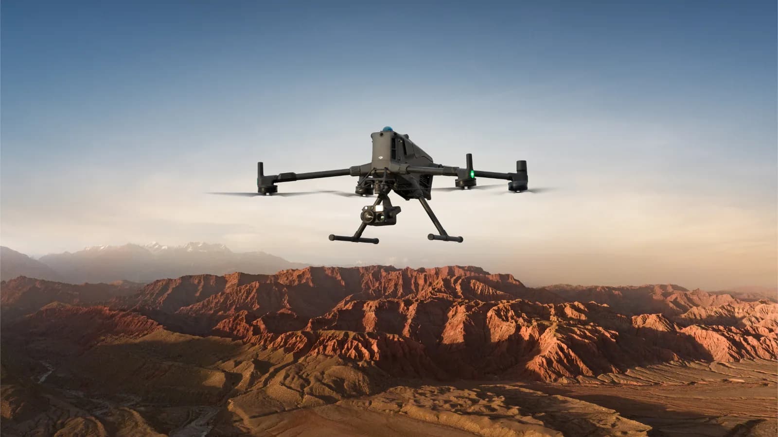 DJI Matrice 400 en vol au-dessus d'un canyon au coucher du soleil