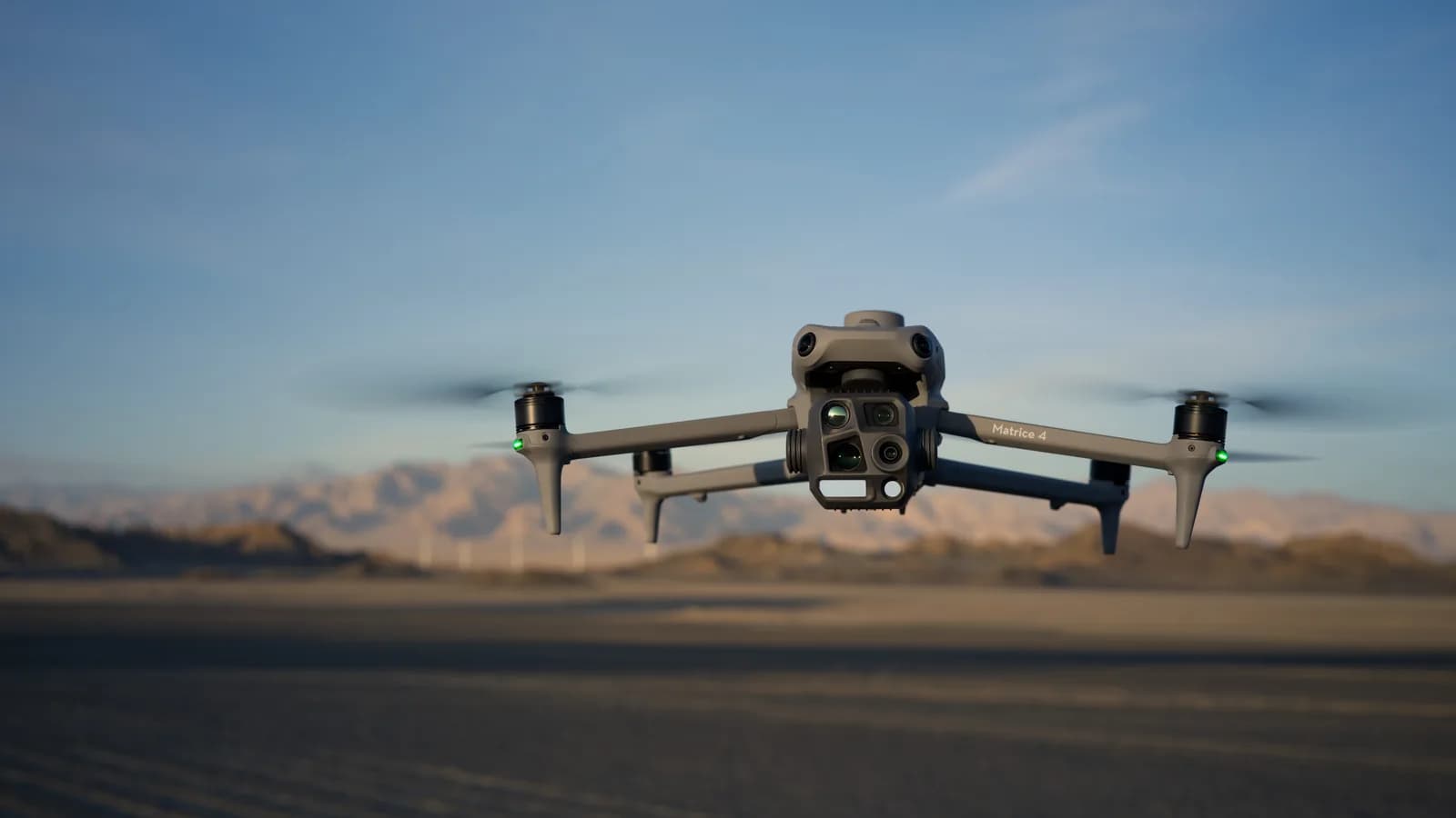 DJI Matrice 4T en vol stationnaire, nacelle thermique face à l'objectif