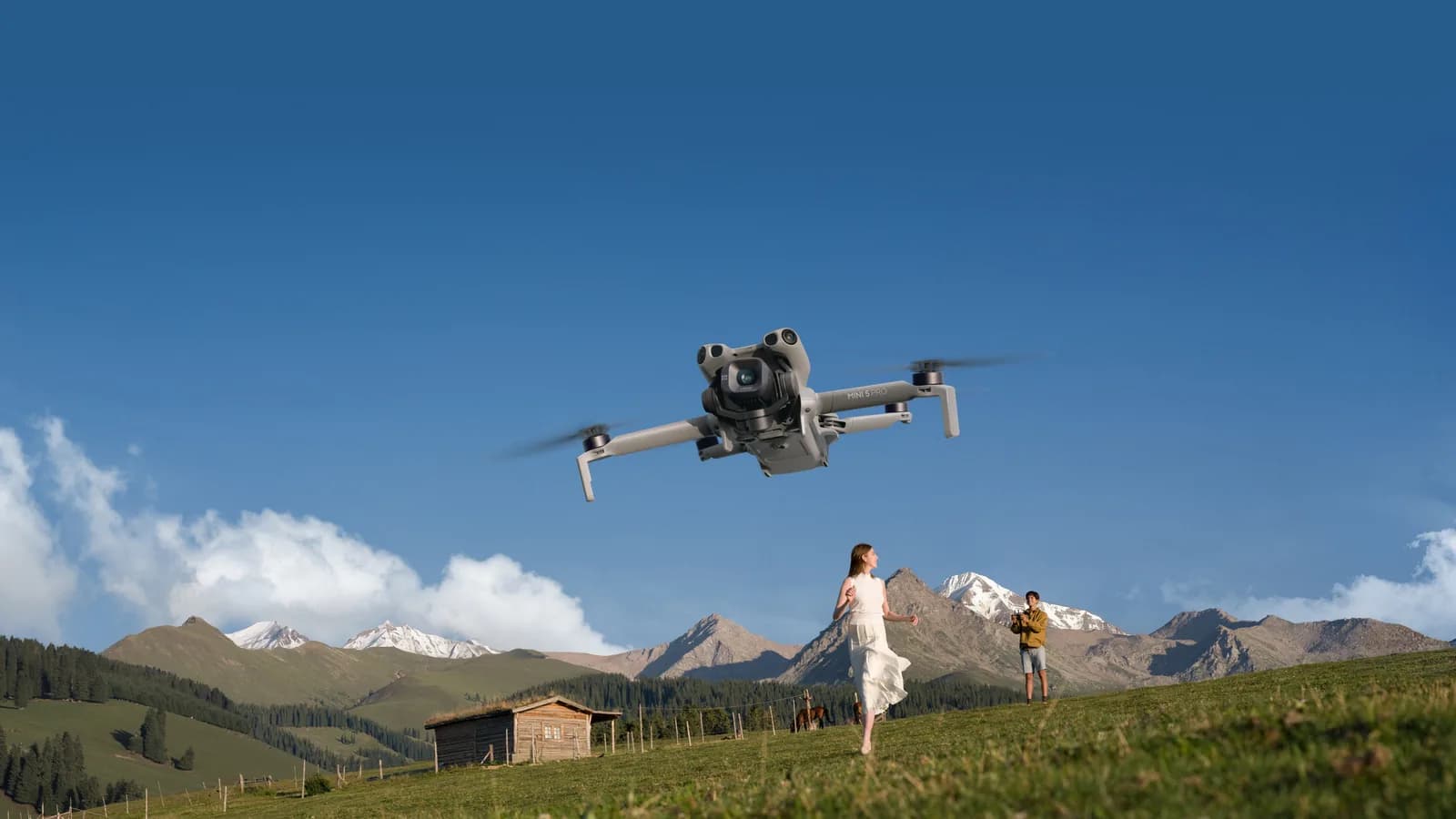 DJI Mini 5 Pro en vol au-dessus d'une prairie de montagne