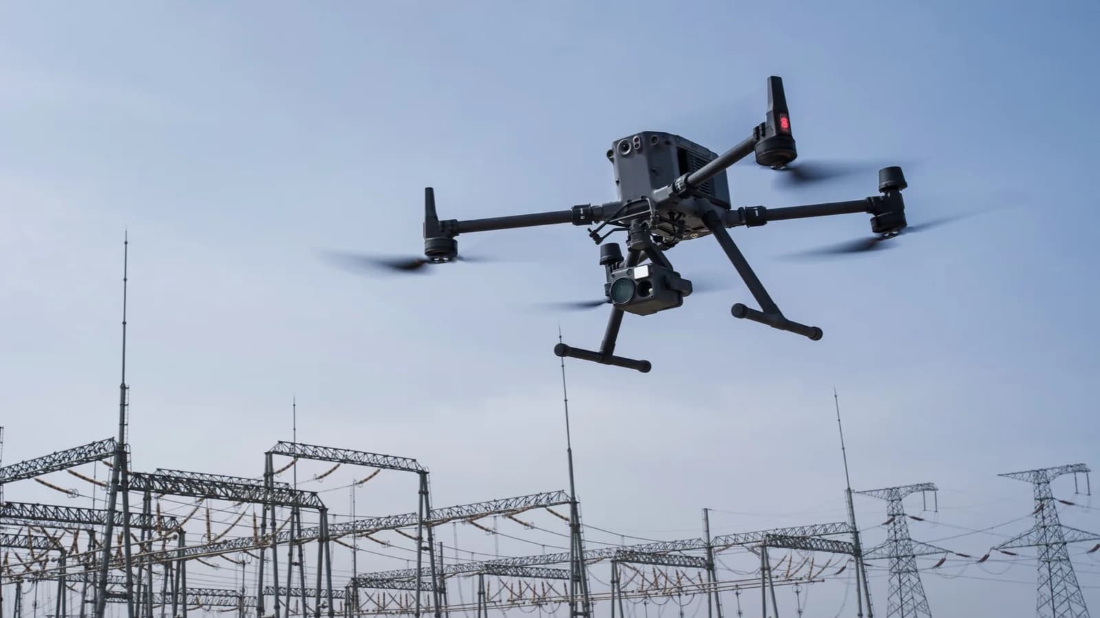 DJI Matrice 350 RTK en mission d'inspection au-dessus d'un poste électrique
