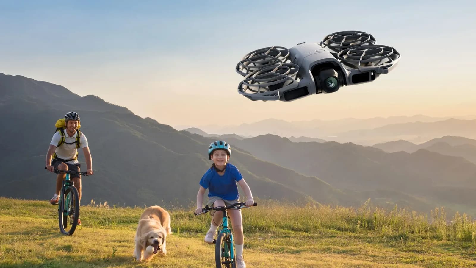 Mini-drone DJI Neo 2 suivant des cyclistes dans un paysage de montagne