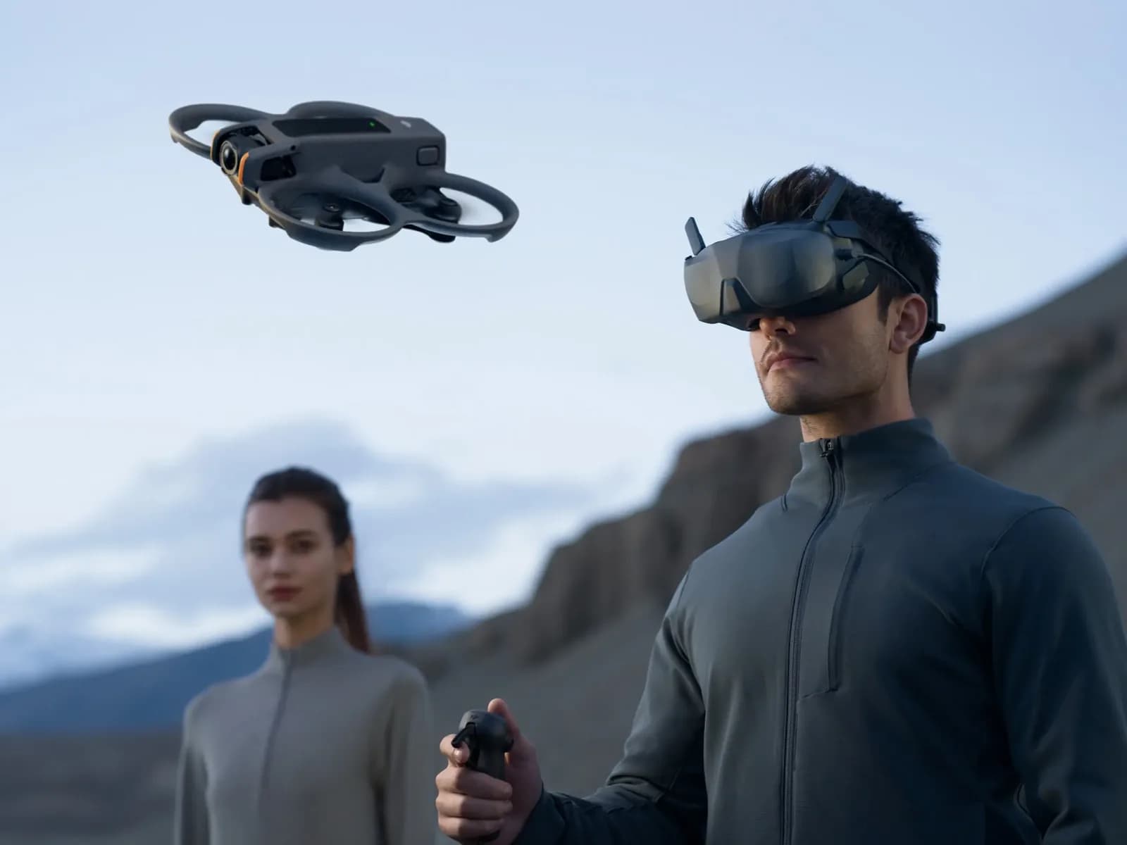 Pilote portant des lunettes FPV et tenant une manette de mouvement, DJI Avata 2 en vol
