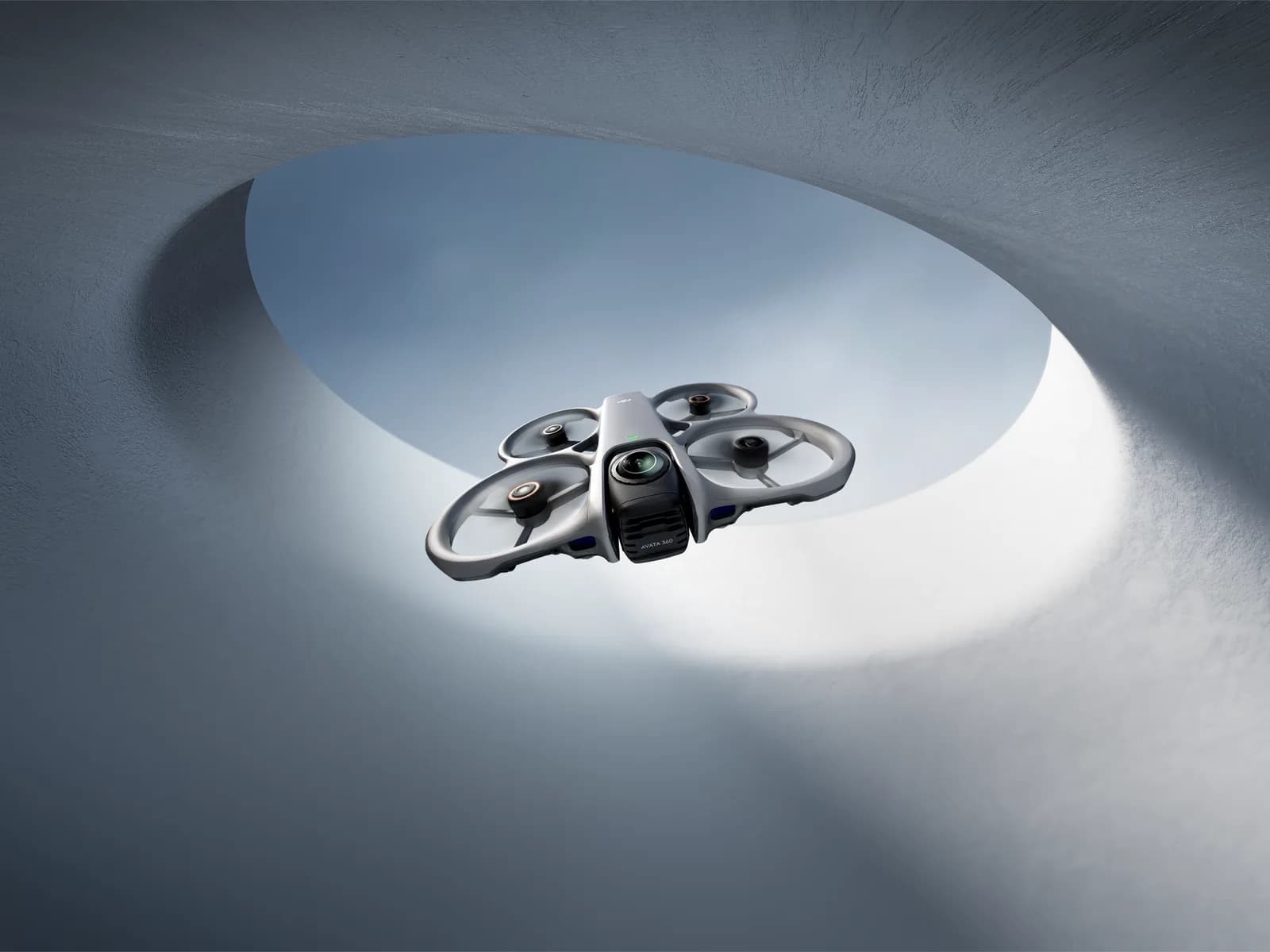 DJI Avata 360 en vol sous une ouverture circulaire donnant sur le ciel