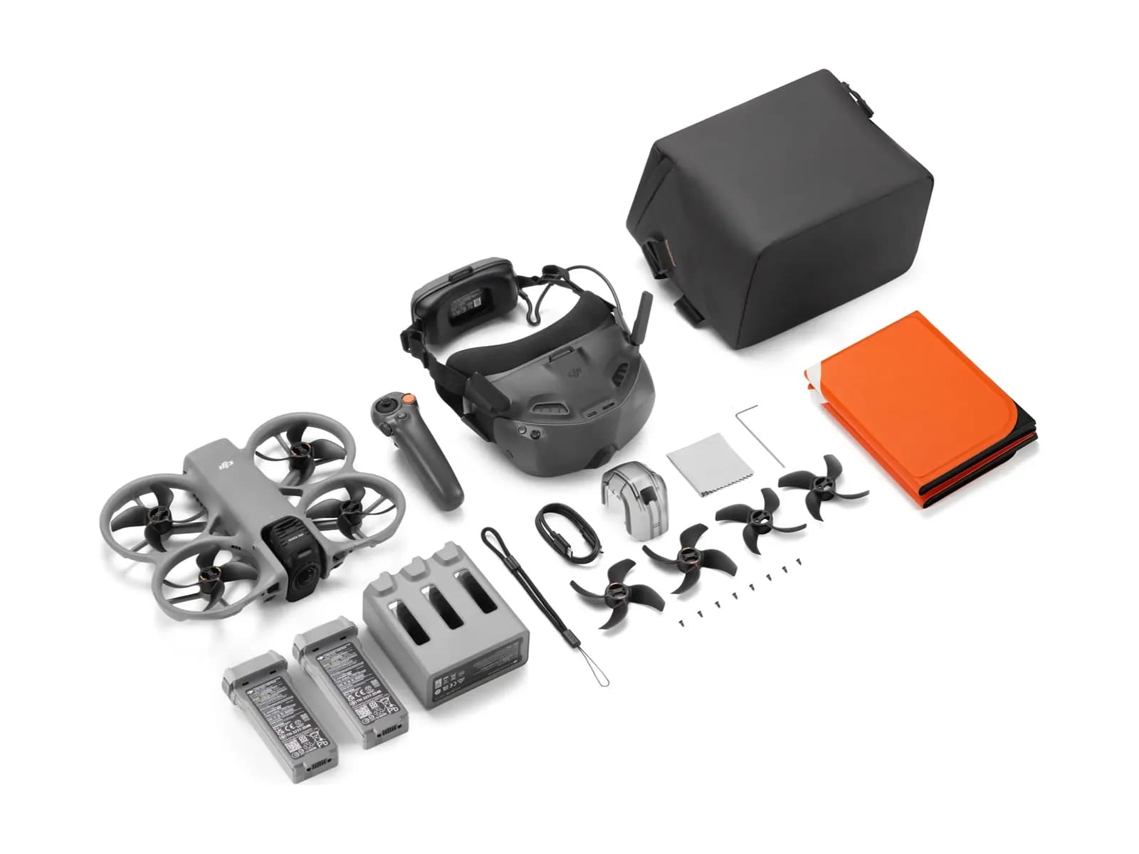 Contenu complet du pack DJI Avata 360 Motion Fly More Combo disposé à plat sur fond blanc