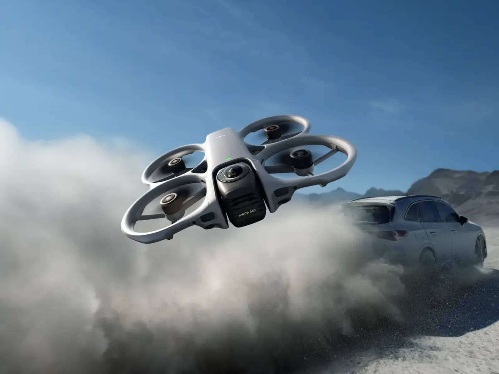 DJI Avata 360 en vol rasant soulevant un nuage de poussière