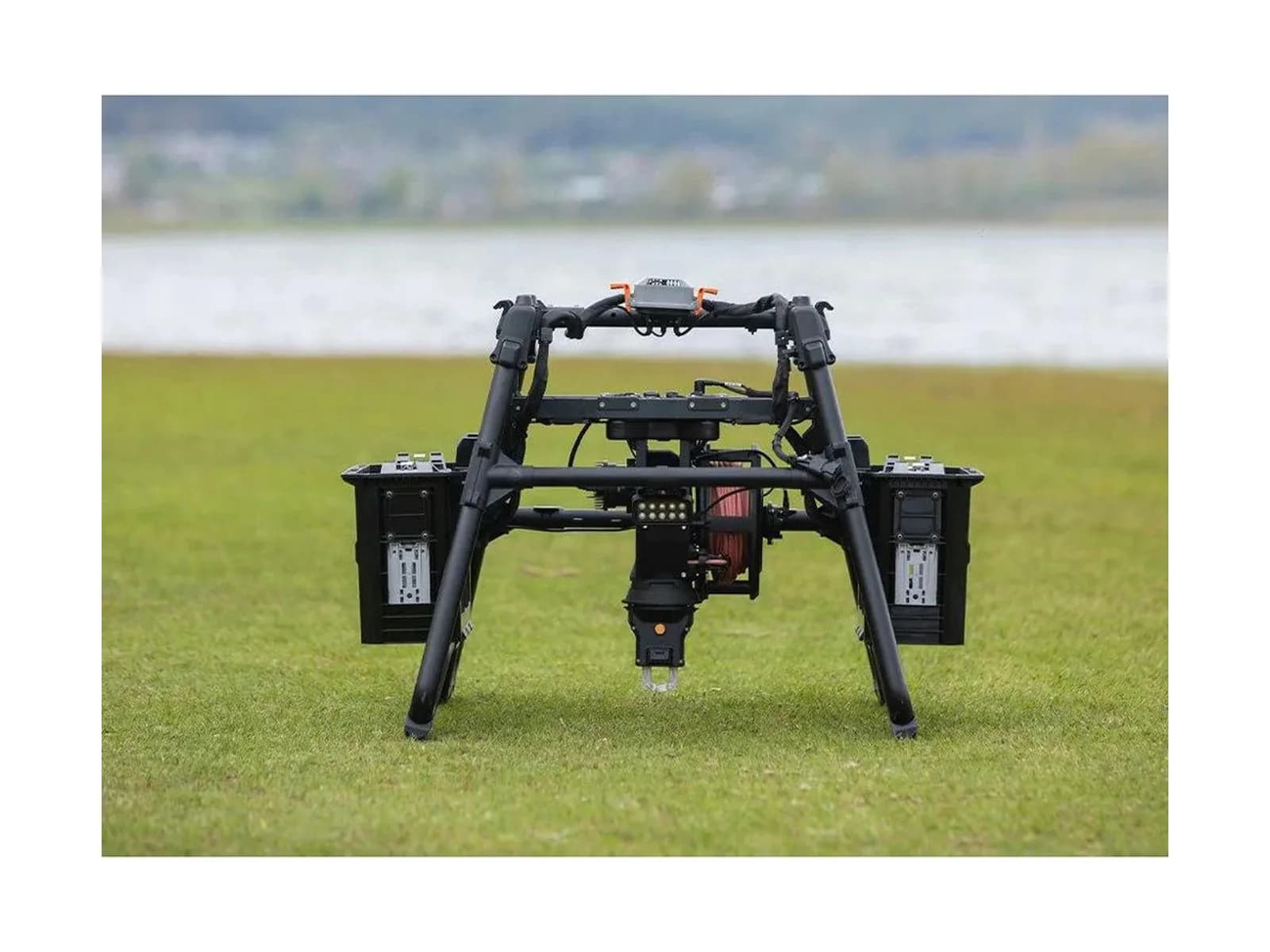 Treuil Flagship DJI monté sous le FlyCart 100, posé sur l'herbe
