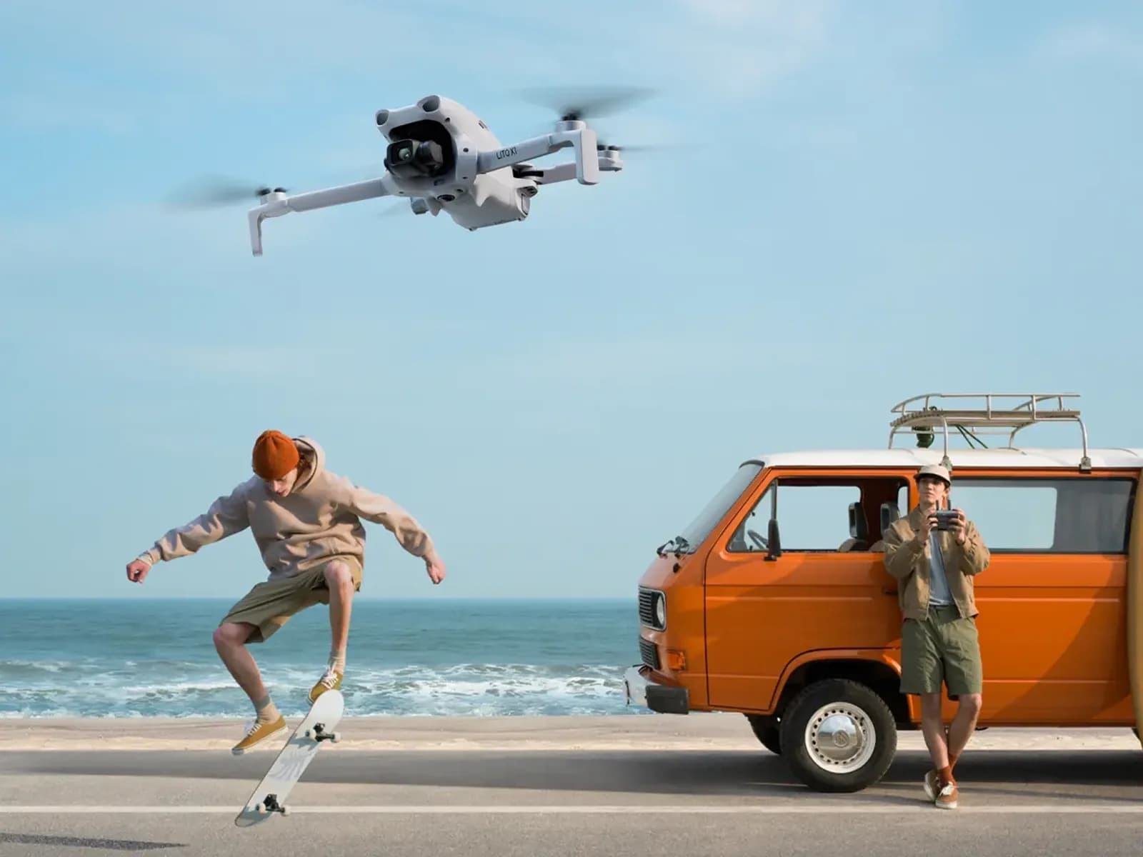 DJI Lito X1 filmant un skateur en bord de mer, télépilote adossé à un van orange