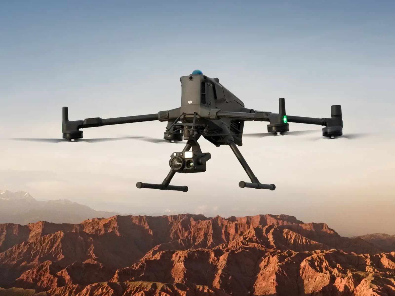 DJI Matrice 400 en vol au-dessus d'un canyon au coucher du soleil