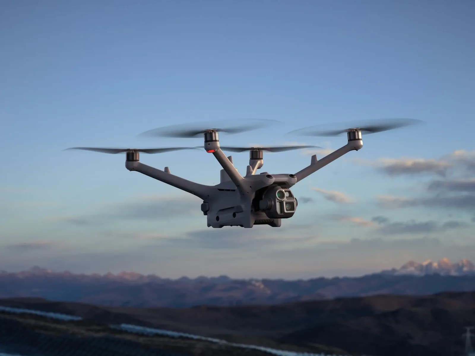DJI Matrice 4D en vol au-dessus d'un paysage de montagne