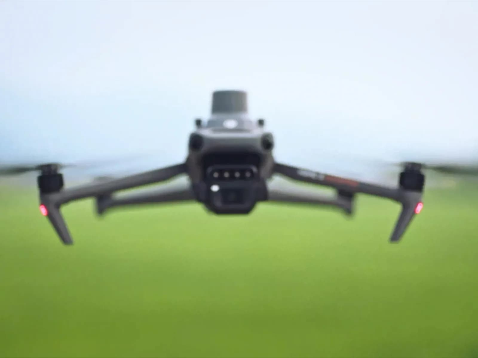 DJI Mavic 3M en vol stationnaire au-dessus d'un champ