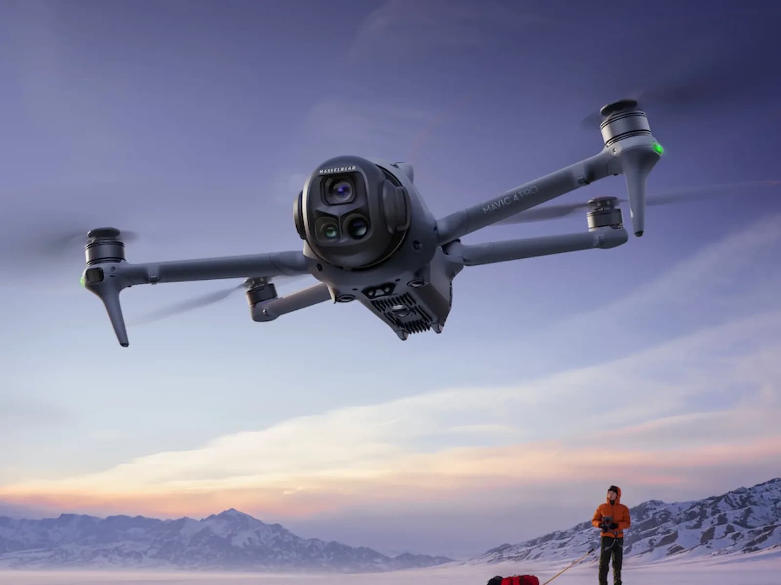 DJI Mavic 4 Pro en vol au-dessus d'une plaine enneigée au coucher du soleil