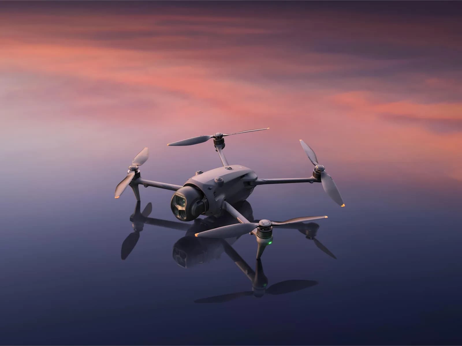 DJI Mavic 4 Pro au-dessus d'une surface miroir sous un ciel rose de crépuscule