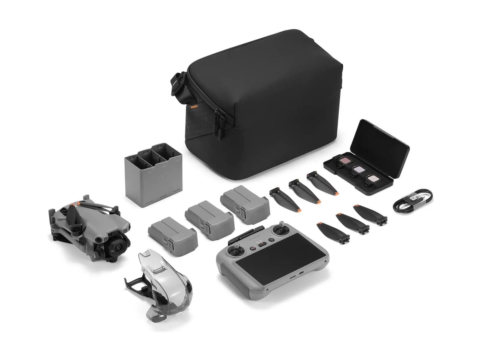 Contenu complet du pack DJI Mini 5 Pro Fly More Combo Plus (RC 2) disposé à plat sur fond blanc
