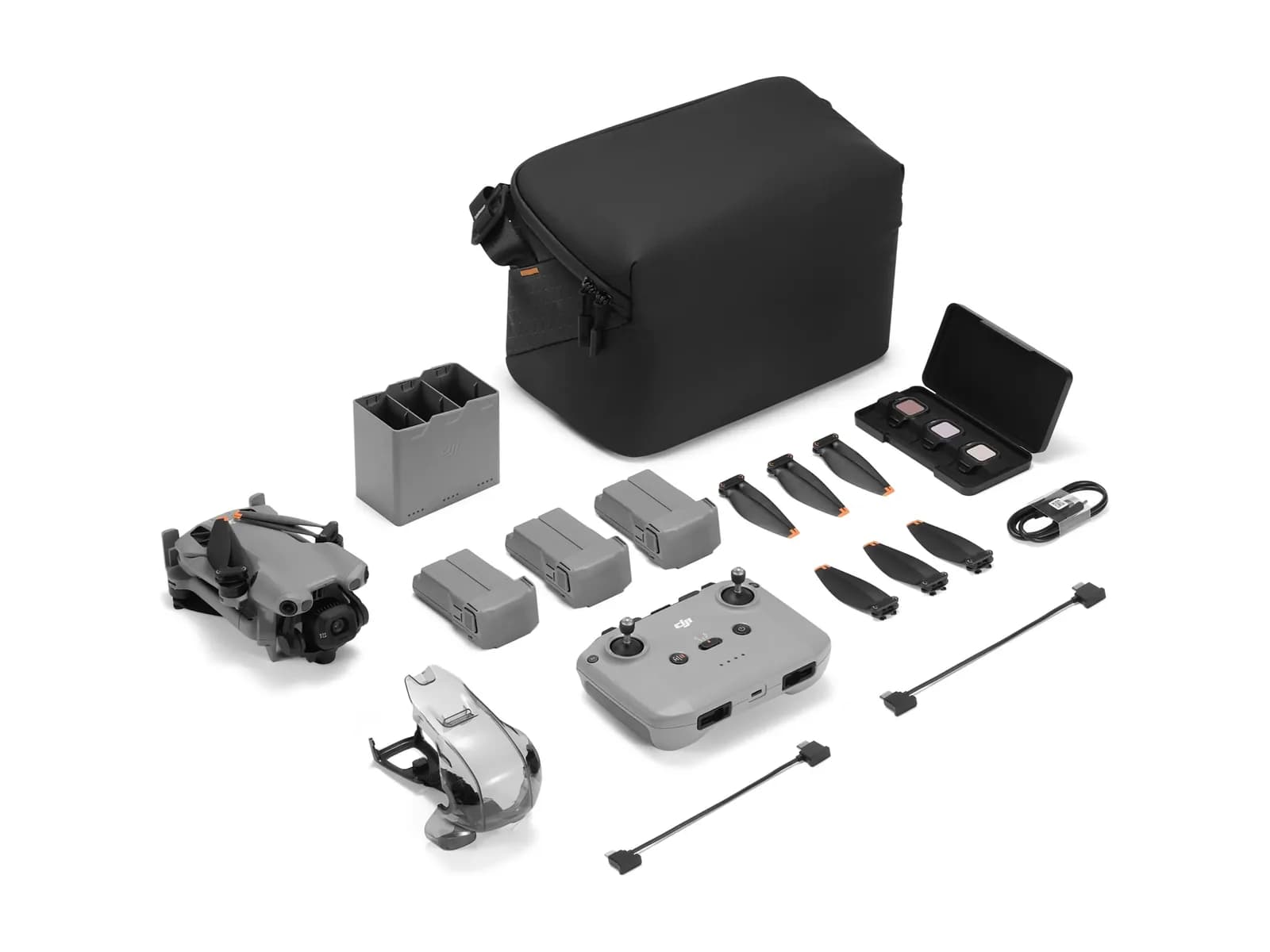Contenu complet du pack DJI Mini 5 Pro Fly More Combo (RC-N3) disposé à plat sur fond blanc