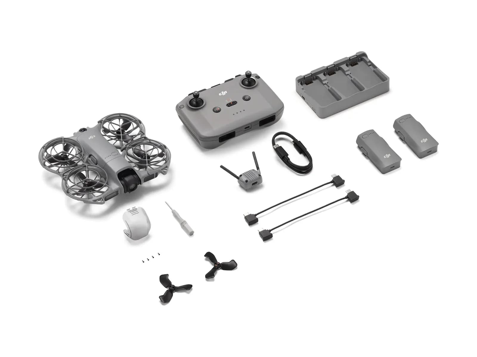 Contenu complet du pack DJI Neo 2 Fly More Combo (RC-N3) disposé à plat sur fond blanc