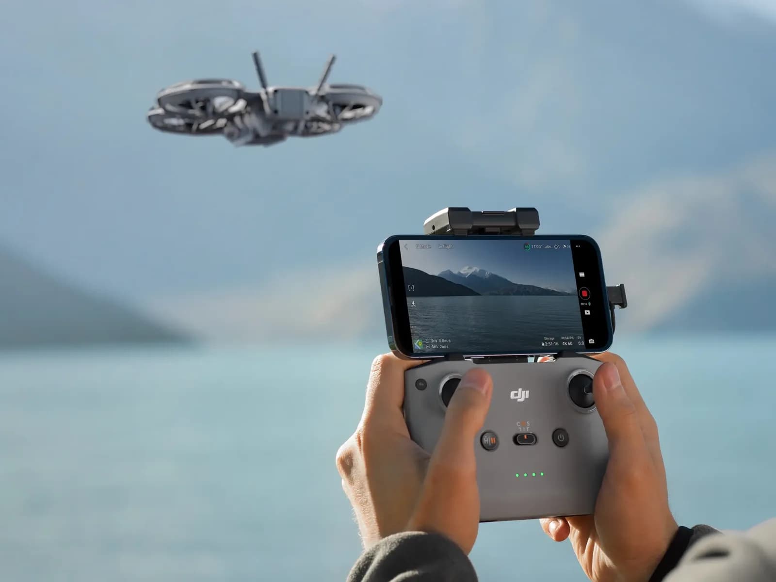 Télépilote pilotant le DJI Neo 2 avec la radiocommande RC-N3 et un smartphone