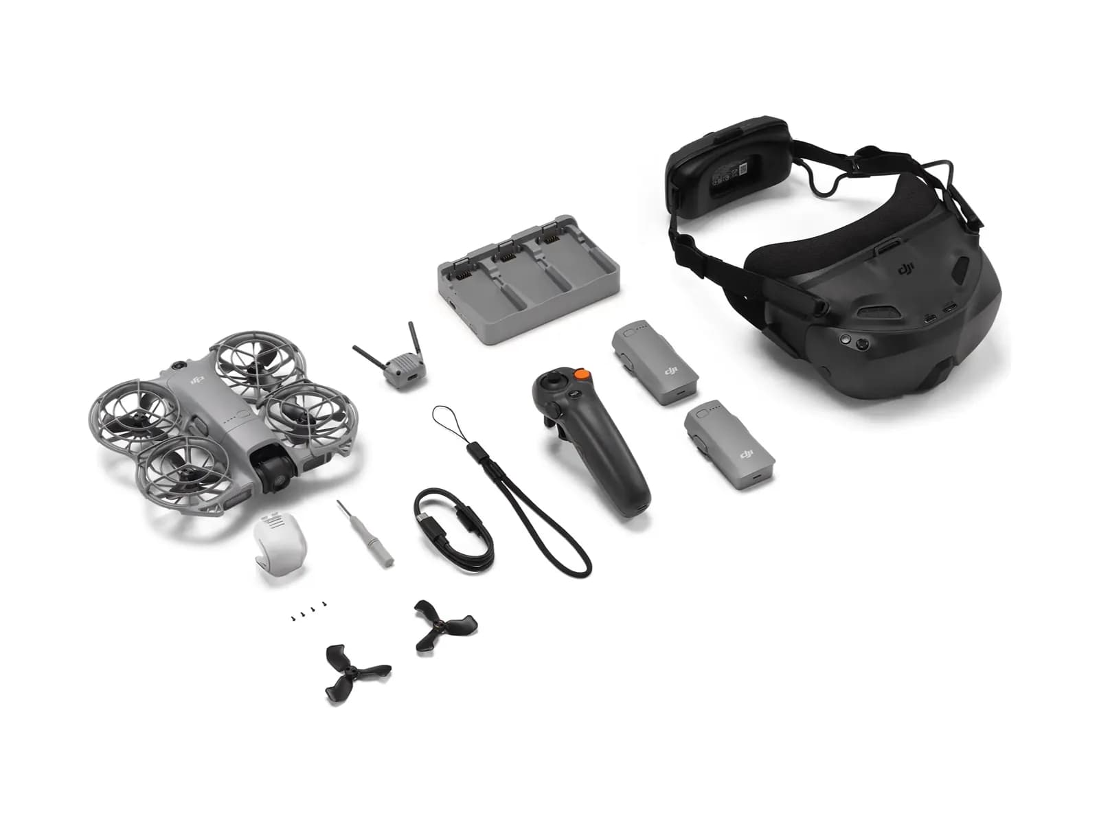 Contenu complet du pack DJI Neo 2 Motion Fly More Combo disposé à plat sur fond blanc