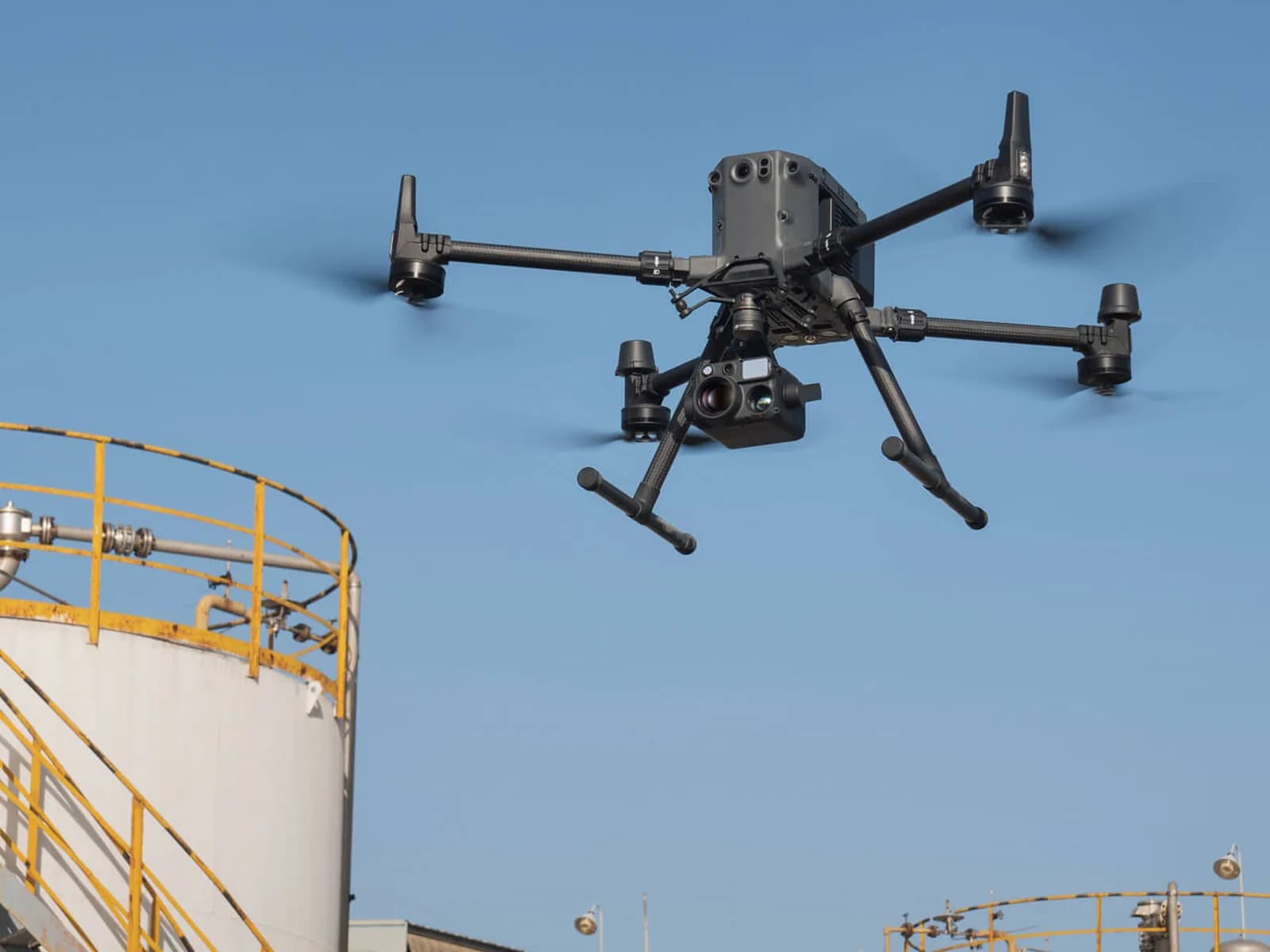 Drone Matrice équipé de la Zenmuse H30T en vol au-dessus d'un site industriel